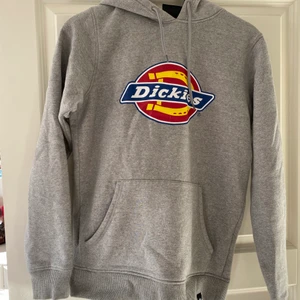 Dickies hoodie - En fin grå dickies hoodie, ganska tjock och mysig. Nästan aldrig använd. Köpt på carlings