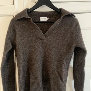 Stickad tröja - Säljer min bruna stickade tröja med fin v-hals, sparsamt använd