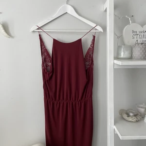 Lila klänning  - Lila klänning med spets rygg