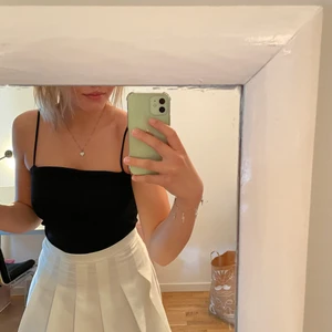 Linne - Gina linne som är basic och funkar till allt! Perfekt nu till sommaren. Säljer även ett likadant linne i rött (kolla min profil). Storlek M. Frakten är inte inräknat i priset!