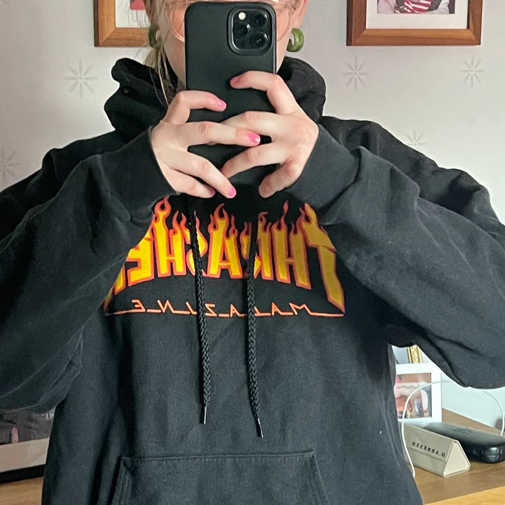 Skit snygg trasher hoodie i svart som jag ska sälja pågrund av att ja ej använder längre. Inte så sleten alls skulle jag vilja säga. Väldigt bra skick och har hållt länge. Köptes för 500kr ungefär . Hoodies.
