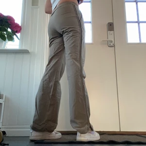 Lågmidjade byxor - Säljer mina lågmidjade kostymbyxor Ish. De är i ett typ ”vind” material och dom har en dragskedja på båda sidorna av byxorna. Säljer då det är för små i midjan för mig. Byxorna är bra i längden på mig som är 172.