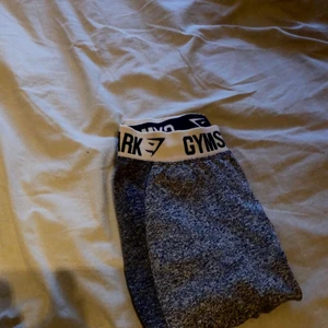Gymshark träningsbyxor  - Suveränt skick har aldrig använt dom, lite osäker på om jag ska sälja dock får se vad man kan få för peng för dom☺️ sitter som en smäck på mig som är 160 ish men passar nog jätte bra upp till 165!!❤️Buda!! Kan även byta❤️