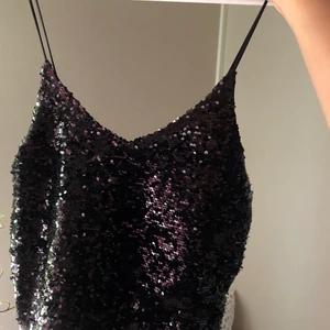 Glittrig Topp 🖤 - Fin topp 🖤 Använd 2-3ggr 🖤 Storlek M 🖤