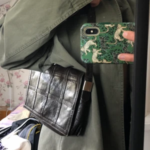 väska - Jätte fin axelväska i skinn! Köpt vintage. Väldigt fint skick. köparen står för frakten!