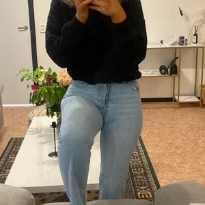 Jeans - Säljer dessa jeansen från Hanna Schönberg x NA-KD. Dem har slits i benen och sitter superfint men har aldrig haft användning av dem. Finns ej kvar på hemsidan.