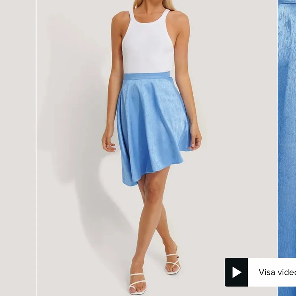 Blå snedskuren kjol med superfint mönster från misslissibell x nakd. Första bilden är från hemsidan där den kostar 299kr. Endast använd en gång.. Kjolar.