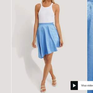 Blå snedskuren kjol med superfint mönster från misslissibell x nakd. Första bilden är från hemsidan där den kostar 299kr. Endast använd en gång.