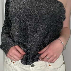 Glittrig oneshoulder från NAKD - Snygg festtopp från NAKD i fint skick, använd endast fåtal gånger🦋✨