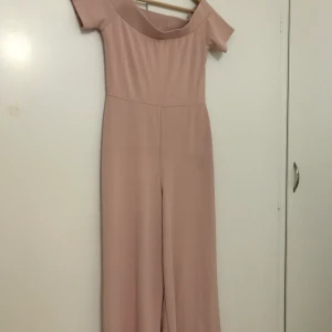 Jumpsuit size UK:12 - Jumpsuit i bra skikt! Har använt bara 3 gånger + denna bild. Storlek passar för de som har stl:38-42 ev.44. Color:  Light pink. 
