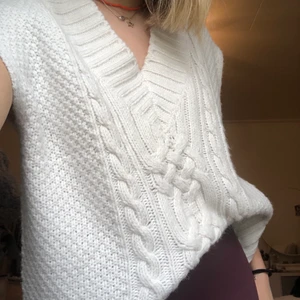 Ribbstickad väst - Så mysig och fin stickad väst från hm! Inköpt i höstas för 300 och är i mycket sparsamt skick. Endast använd några gånger då det inte riktigt är min stil längre👐🏼 Kan både mötas i sthlm och skicka på posten, priset är exklusive frakt💗🙌🏼 