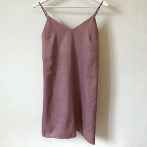 Rosa klänning, Weekday, XXS-XS - Så himla fin klänning från Weekday! I en ljust rosa mot nästan lila färg. Skönt tyg som är lite mer stabilt än sladdrigt, som blandning av denim och siden. Sådär kort och härlig mot sommaren! Kan mötas i Stockholm eller skicka mot fraktkostnad! ✨🌸✨