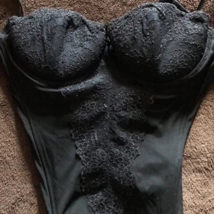 Korsett  - Säljer en riktigt snygg svart korsett som passar de med storlek xs-s, jag har storlek 75B på bh-ar men skulle säga att denna passar bäst på dom med lite större byst🥰  pris kan diskuteras