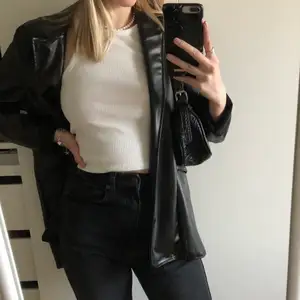 Säljer denna supersnygga och coola blazer i skinnimitation från NLY trend.🤩 Aldrig använd. Köparen står för frakten. Betalning via swish.