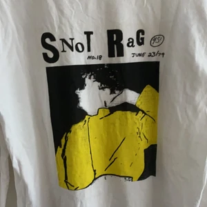 Whyred långärmad - Långärmad tröja från Whyred med coolt tryck på ryggen. Herrmodell men använt den oversized. Nyskick, trycket är helt utan sprickor. 