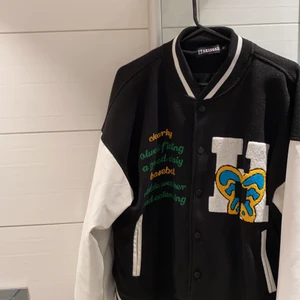 Varsity jacka  - Säljer min feta baseballjacka, inga skador/fläckar helt i nyskick, bra skin, väldigt fin kvalite passar xs-L beroende på hur man vill att den ska sitta! Skriv vid funderingar eller frågor✨buda i kommentarerna eller privat  😉