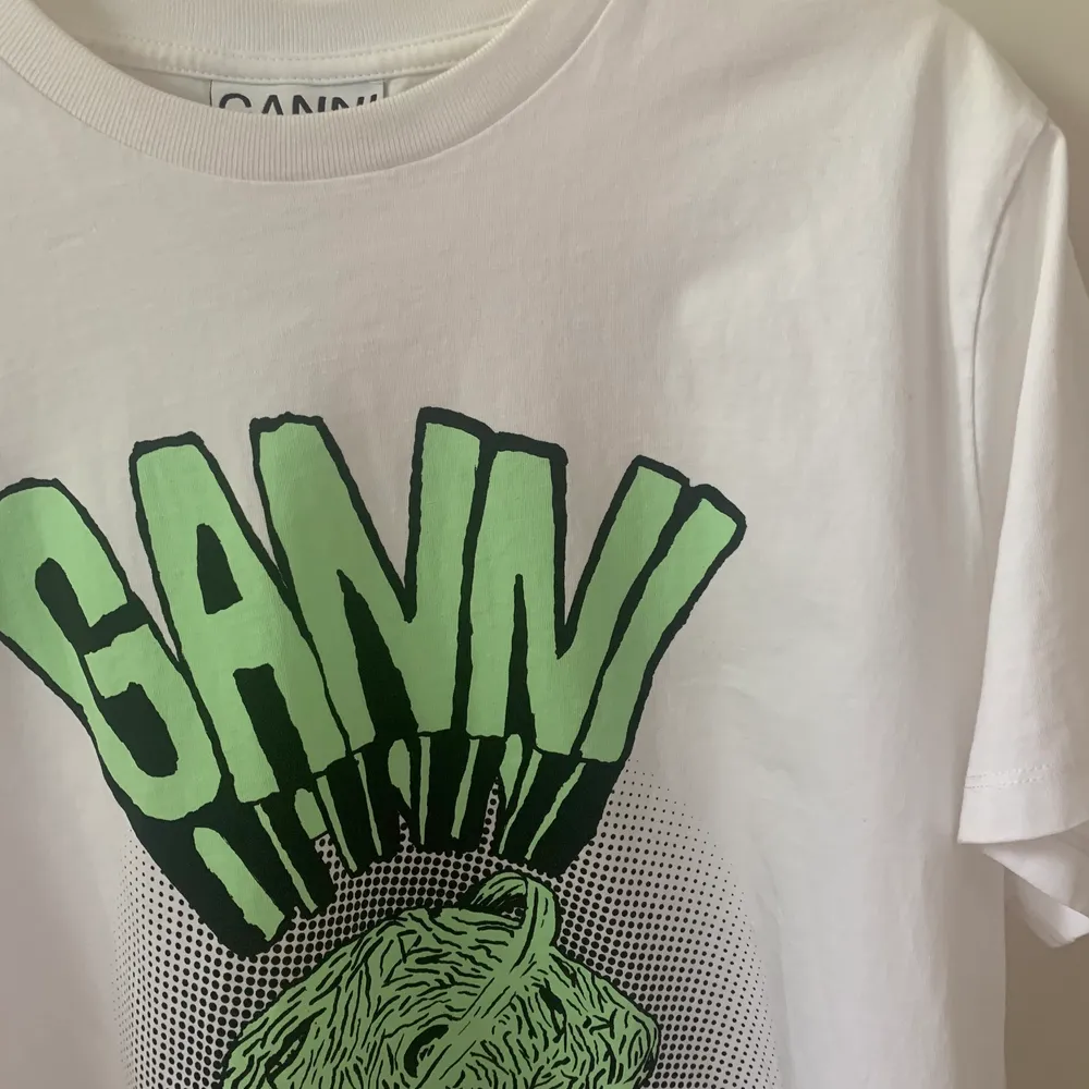 Jättefin populär t-shirt från Ganni, använd kanske 4 ggr, köpt för 1100kr, budgivningen pågår fram till söndag 16.00. Köp direkt 800kr😍. T-shirts.