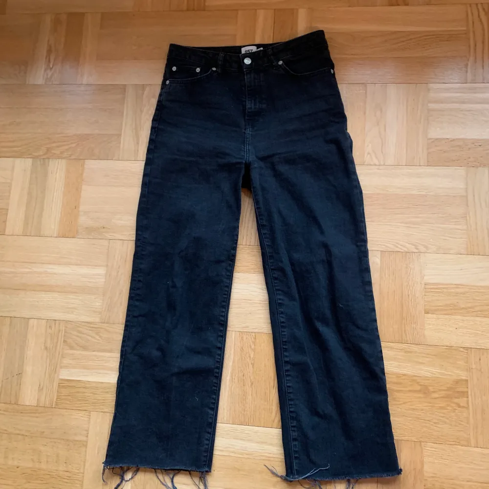 Jeans köpta på lager 157 i modellen ”lane”💕 något urtvättade därav lågt pris i övrigt fint skick. Skriv för fler bilder✨. Jeans & Byxor.