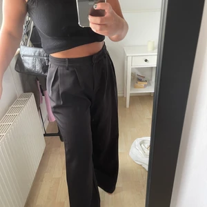 Byxor - Snygga kostym byxor ifrån Hanna Weig X NA-KD! Spännet är tyvärr sönder men det är enkelt att laga.