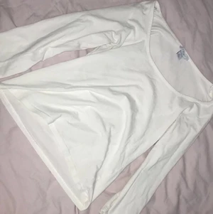 Vit tröja - En tröja jag köpt för 1 år sedan och inte använt då den inte är min stil