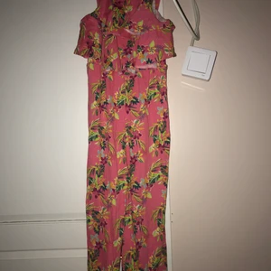 Byxdress  - JÄTTEFIN BYXDRESS!!! PERFEKT FÖR SOMMAREN! En stark, vibrant byxdress lite luftig men lite tajt runt midjan vilket får en att se väldigt vacker ut! Om du vill ha mer info eller bilder skriv till mig privat!