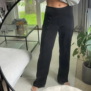 Kostymbyxor - Svarta kostymbyxor från Bikbok.