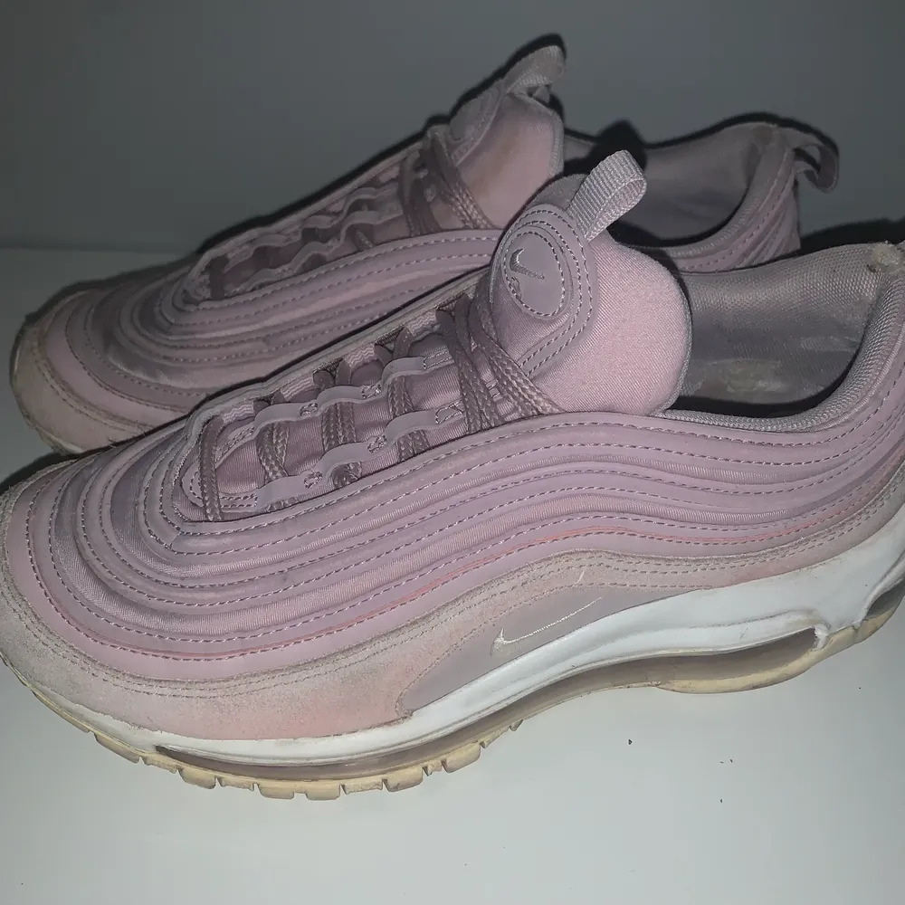 Säljer mina fina Rosa Nike Air Max 97or, storlek 39 men passar även mig som har stl 38. Köpta för 1500kr. Säljer då de inte längre kommer till anvädning. Frakt ingår i priset. Pris kan diskuteras!. Skor.