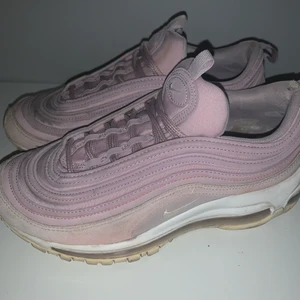 Nike Air Max 97 - Säljer mina fina Rosa Nike Air Max 97or, storlek 39 men passar även mig som har stl 38. Köpta för 1500kr. Säljer då de inte längre kommer till anvädning. Frakt ingår i priset. Pris kan diskuteras!