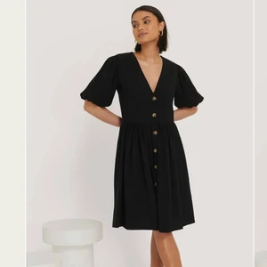 Klänning - superfin somrig klänning från NA-KD. Använd fåtal gånger. Storlek 34 men passar även 36