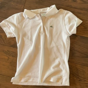 Piké tröja - Oanvänd piké tröja från lacoste i barnstorlek