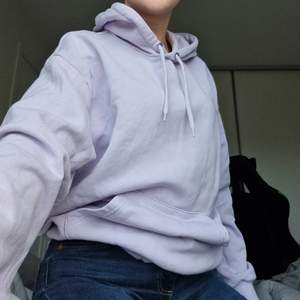 Pastell lila hoodie från monkey. Säljer för jag beställde i fel storlek (M). Oanvänd innan bilden