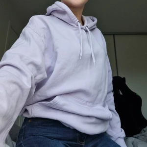 Hoodie - Pastell lila hoodie från monkey. Säljer för jag beställde i fel storlek (M). Oanvänd innan bilden