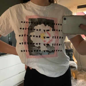 T-shirt  - Fin T-shirt med tryck från bershka, köparen står för frakt💞