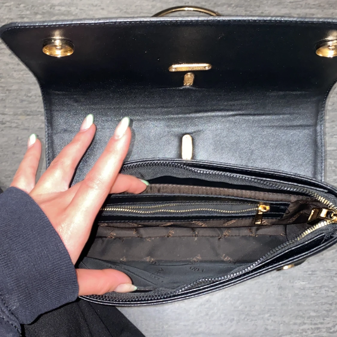 Svart guld väska  - 91