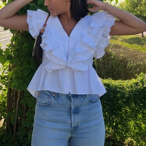 Zara-blus - Intressekoll på min fina fina blus från zara från förra året, storlek S/M❤️ jag har den bak och fram på bilderna, därav knapparna❤️