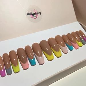 Lösnaglar - Lösnaglar ingår med nagelfil, Alkoholservett och lim.