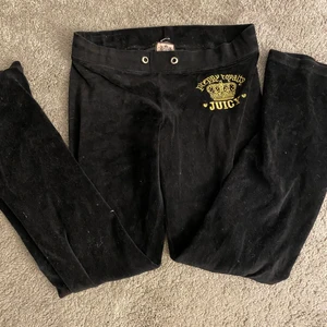 juicy couture - Säljer dessa juicy couture byxor som är i st XL, men sitter perfekt på mig som har S/M vanligtvis! Byxorna är väl använda och snöret har åkt ut i tvätten, men absolut inget svårt att sätta i ett nytt. Några diamanter har åkt av också men inget man tänker på!☺️💗 kofta finns ockdå vid intresse!