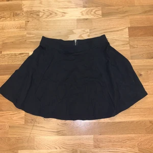 Svart utsvängd kjol - Lite för stor i midjan för mig men den är i bra skick och inte mycket använd.