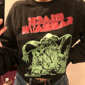 Black Sabbath tröja - Hej! Säljer denna super fina Black Sabbath tröja som är köpt från Belgien. Den är i super bra skickt då den endast är använd en gång. Säljer denna underbara tröja eftersom jag inte har stilen som passar den. Tröjan är lite kortare i stilen och kan därför användas som en magtröja. Storleken är XS men passar även S. Ordinarie pris är 300kr. Frakten får köparen så för. Priset går alltid att diskutera. 😊