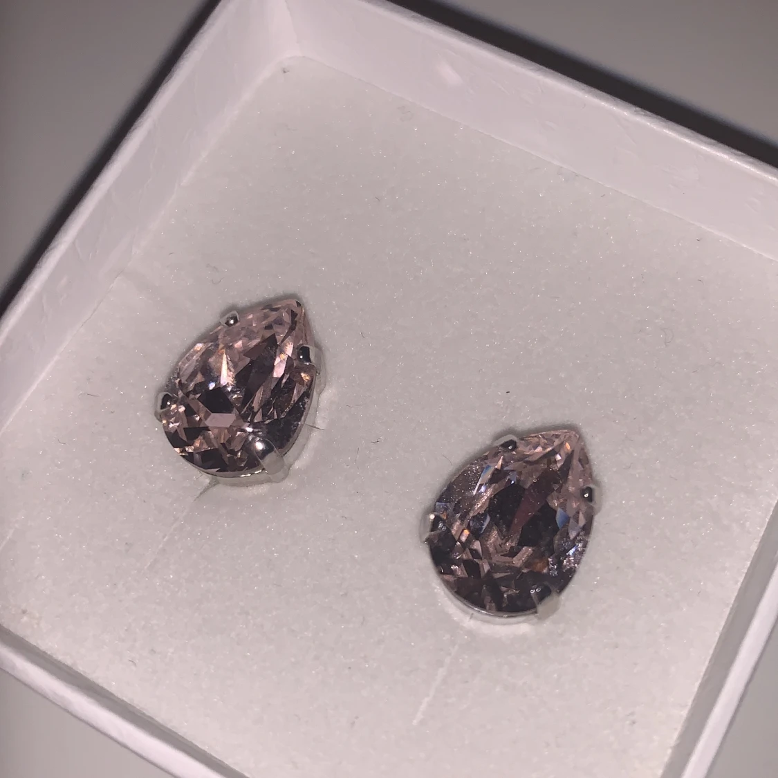 Caroline Svedbom örhängen OANVÄNDA pink