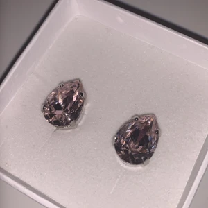 Caroline Svedbom örhängen OANVÄNDA pink - Oanvända örhängen från Caroline Svedbom i färgen Vintage Rosé. Alldeles för stora för mina öron. Nypris: ca 395 kr. Säljer för 150:- eller bud.