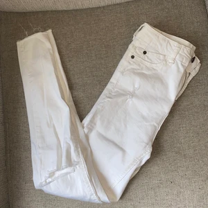 Vita jeans ifrån bershka - Skit snygga vita jeans ifrån berskha, väldigt stretchigt matreal som gör att dom sitter som en smäck. Använda ca 1 gång så skicket är som nytt. Hör av dig vid frågor. Storlek 34 men passar större då dom är stretchiga 