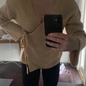 Kofta/tröja - Super fin beige kofta, nästintill oandvänd! Köparen står för frakten💕
