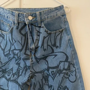 Jeans - Jättecoola raka jeans från Shein i strl xs. Köptes här på Plick men säljer då de tyvärr var för små för mig. 