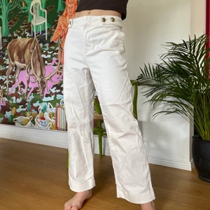 Vita jeans - Vita jeans, bra kvalité, knappt använda och med fina detaljer såsom knapparna.
