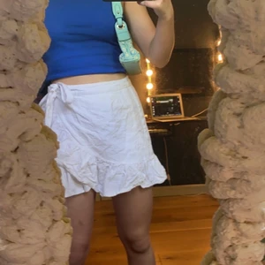 Nly trend omlott kjol  - Köpte från Sellpy och kommer inte få nån andvänder andnvning av den då den var för kort för mig. Jag är 170 lång. Inga skavanker de ända är att knappen i midjan är på syd så lite till så att den sitter där den ska men det är inget som syns💕