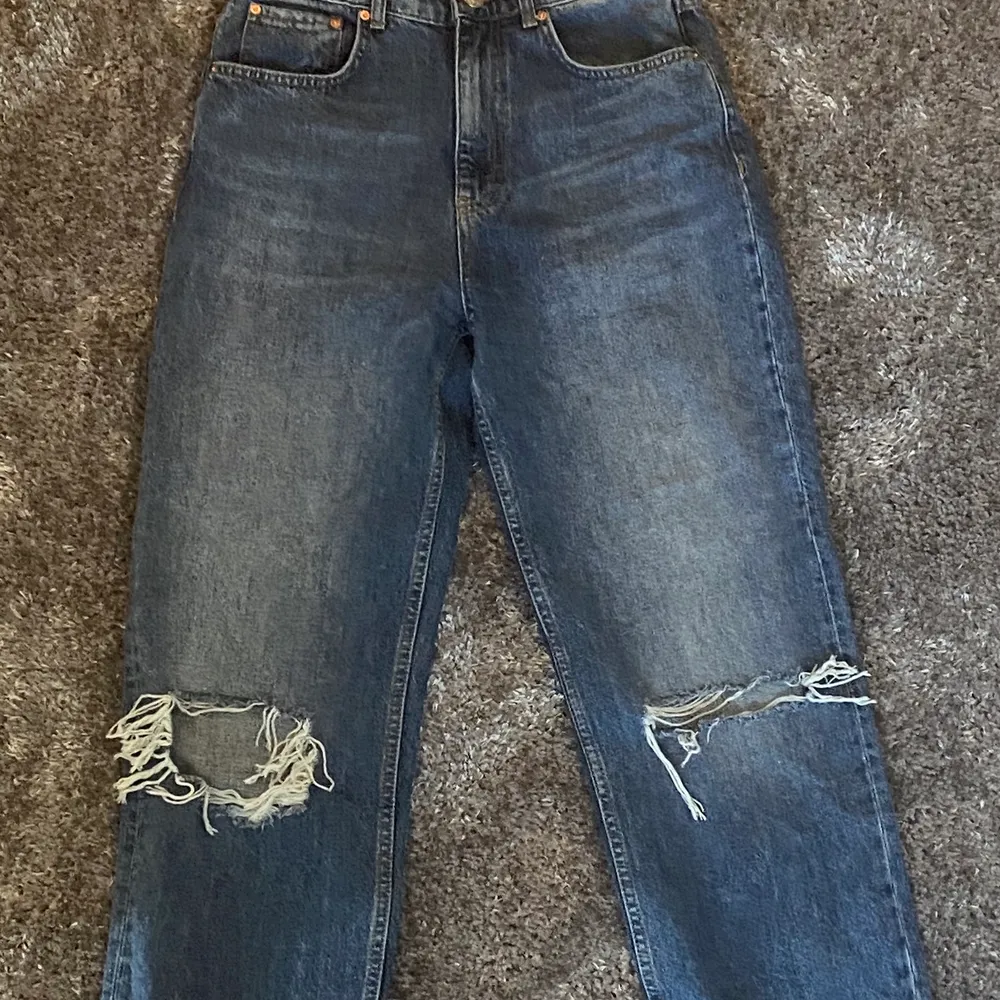 90s High Waist Jeans från Gina Tricot strl 38 i gott skick. De är helt oanvända då de är för stora för mig. Nytt pris - 600kr men säljes för 300kr inkl frakt💓. Jeans & Byxor.