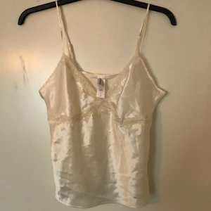 Sidentopp i strl M - Söt vit sidentopp i storlek M. Köpt på H&M. Kommer inte till användning då den är för stor för mig. Köparen står för frakt.