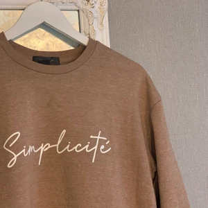 Sweatshirt  - Säljer en brun/beige sweatshirt då den inte kommer till användning. Nyskick