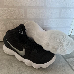 Nike Hyperdunk TB -  Nike Hyperdunk 2017 TB Nike Hyperdunk 2017 TB är väldigt lätta och erbjuder ett väldigt bra skydd. Stötdämpningen vid start och landning är nästintill perfekt. Nike Hyperdunk konstruktionen är en grym kombination mellan ventilation och stabilitet. Använda en gång. Nypris 830kr